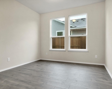 135 Lyndon Dr - Photo Thumbnail 7