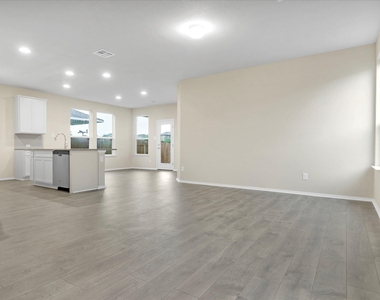 135 Lyndon Dr - Photo Thumbnail 5