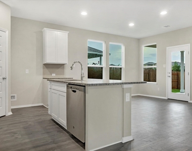 135 Lyndon Dr - Photo Thumbnail 4