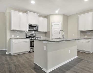 135 Lyndon Dr - Photo Thumbnail 3