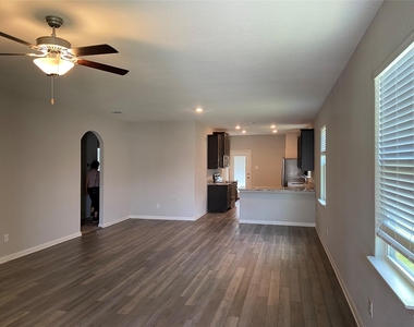509 Congress Way - Photo Thumbnail 4
