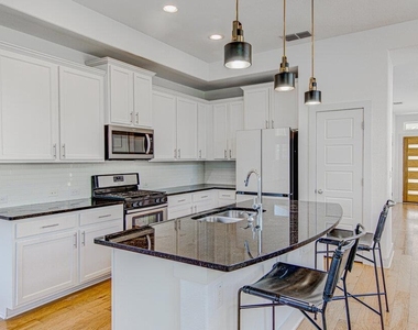 2117 Maxwell Ln - Photo Thumbnail 10