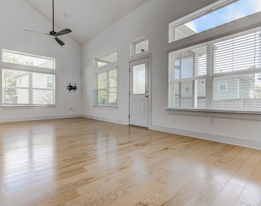 2117 Maxwell Ln - Photo Thumbnail 8