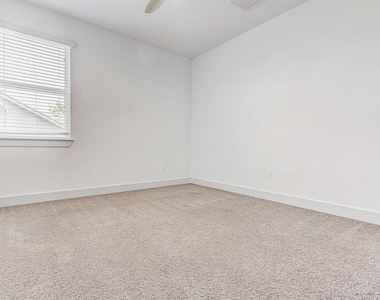 2117 Maxwell Ln - Photo Thumbnail 18