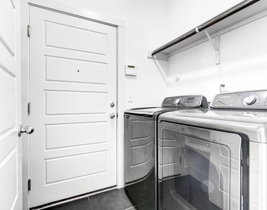 2117 Maxwell Ln - Photo Thumbnail 25