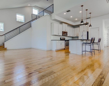 2117 Maxwell Ln - Photo Thumbnail 6