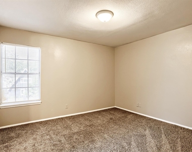 1302 Radcliff Dr - Photo Thumbnail 5
