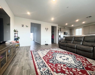 148 Bennington Dr - Photo Thumbnail 2