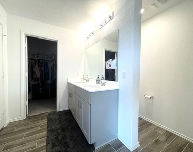 148 Bennington Dr - Photo Thumbnail 4