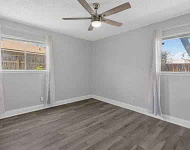 8602 Colonial Dr - Photo Thumbnail 23