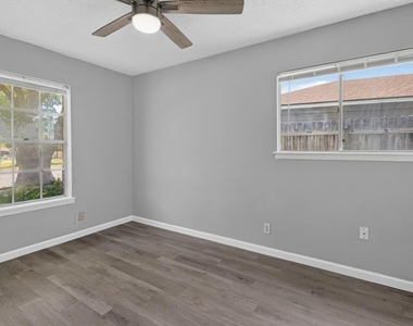 8602 Colonial Dr - Photo Thumbnail 16
