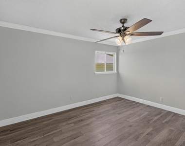 8602 Colonial Dr - Photo Thumbnail 14