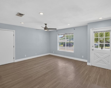 8602 Colonial Dr - Photo Thumbnail 3