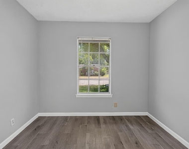 8602 Colonial Dr - Photo Thumbnail 18