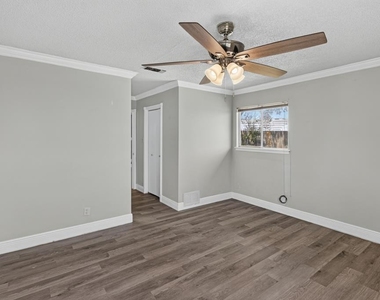 8602 Colonial Dr - Photo Thumbnail 11