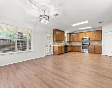 135 Lear Ave - Photo Thumbnail 11