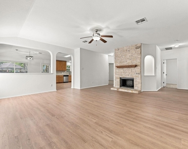 135 Lear Ave - Photo Thumbnail 4