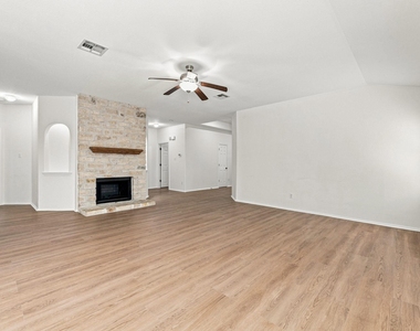 135 Lear Ave - Photo Thumbnail 5