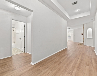 135 Lear Ave - Photo Thumbnail 2