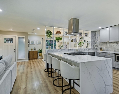 1006 Hollybluff St - Photo Thumbnail 7