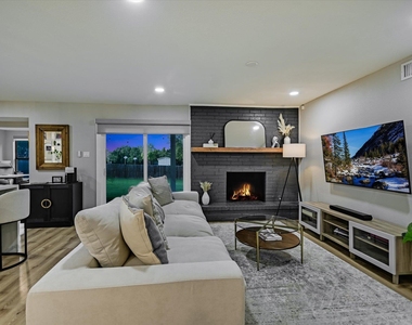 1006 Hollybluff St - Photo Thumbnail 5