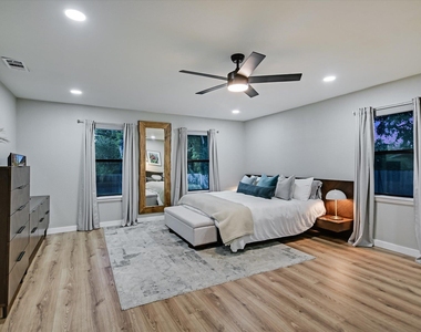 1006 Hollybluff St - Photo Thumbnail 14