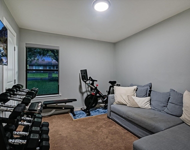 1006 Hollybluff St - Photo Thumbnail 21