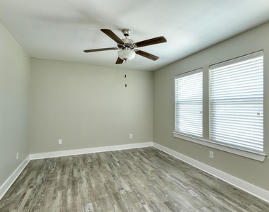 615 Spring St - Photo Thumbnail 3