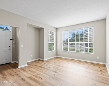 13700 Richmond Park Drive N - Photo Thumbnail 6
