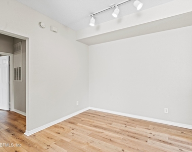 13700 Richmond Park Drive N - Photo Thumbnail 7