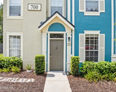 13700 Richmond Park Drive N - Photo Thumbnail 2