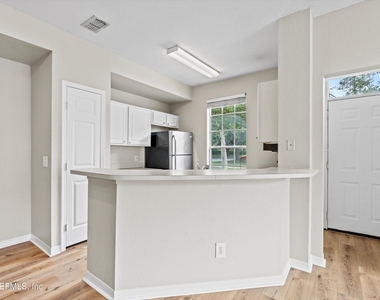 13700 Richmond Park Drive N - Photo Thumbnail 9