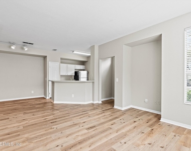 13700 Richmond Park Drive N - Photo Thumbnail 5