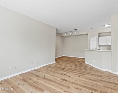 13700 Richmond Park Drive N - Photo Thumbnail 4