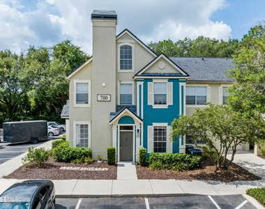 13700 Richmond Park Drive N - Photo Thumbnail 1