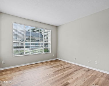 13700 Richmond Park Drive N - Photo Thumbnail 3