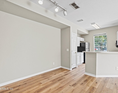 13700 Richmond Park Drive N - Photo Thumbnail 8