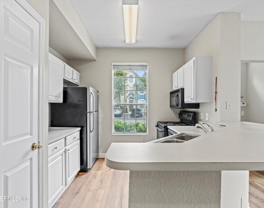 13700 Richmond Park Drive N - Photo Thumbnail 10