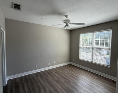 13810 Sutton Park Drive N - Photo Thumbnail 7