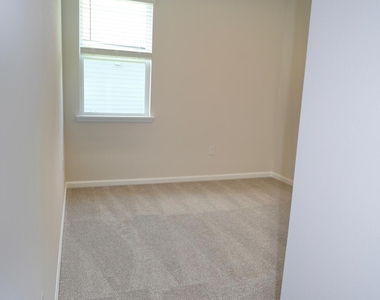 308 Spruce Hill Point - Photo Thumbnail 7