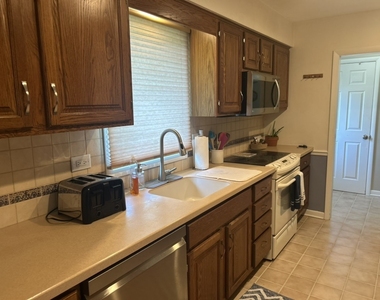 1126 Laurel Lane - Photo Thumbnail 6