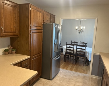 1126 Laurel Lane - Photo Thumbnail 5