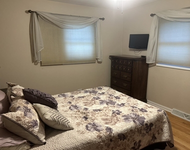 1126 Laurel Lane - Photo Thumbnail 12