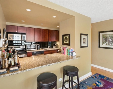 30 E Huron Street - Photo Thumbnail 3