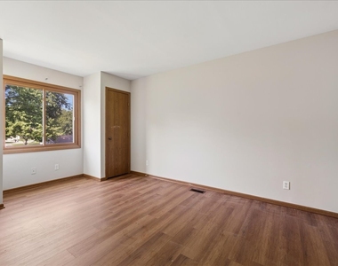 870 Boxwood Drive - Photo Thumbnail 14