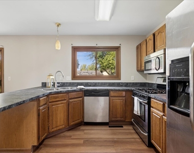870 Boxwood Drive - Photo Thumbnail 4
