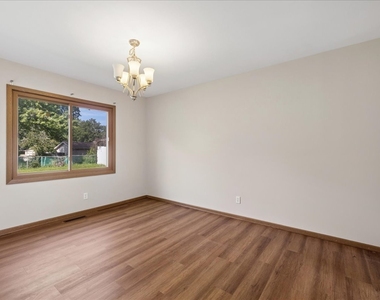 870 Boxwood Drive - Photo Thumbnail 3