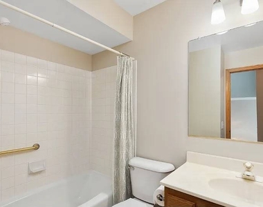 27w220 Chelsea Circle N - Photo Thumbnail 17