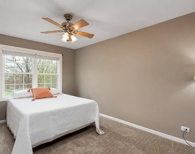 27w220 Chelsea Circle N - Photo Thumbnail 12