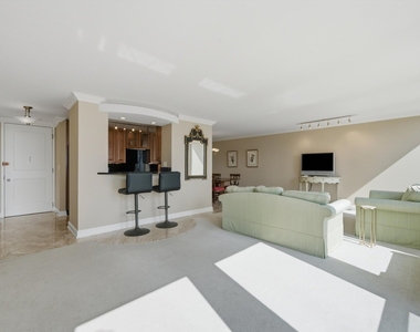 111 E Chestnut Street - Photo Thumbnail 5